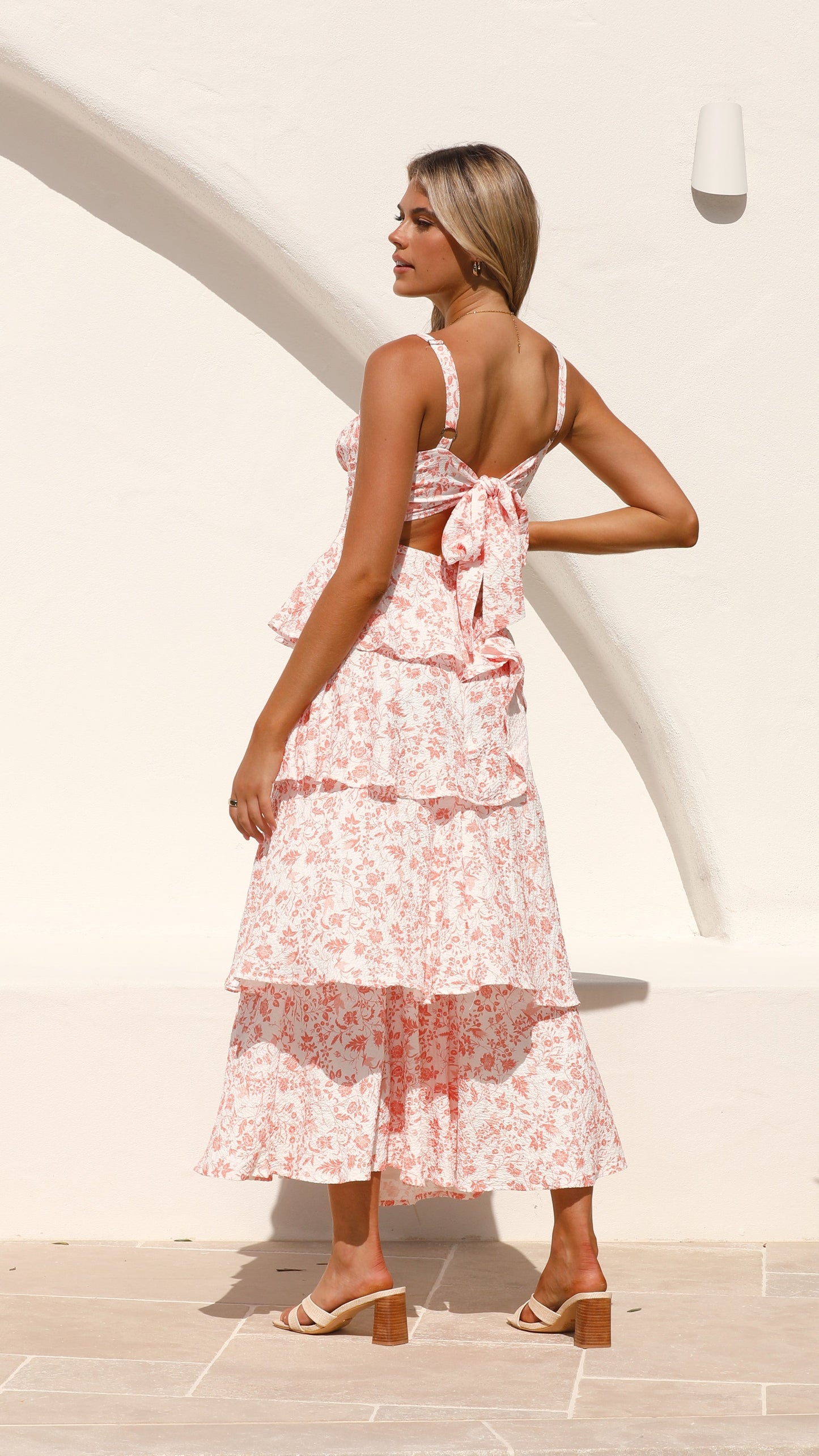 Isadora – Rochie maxi cu flori în nuanță de piersică