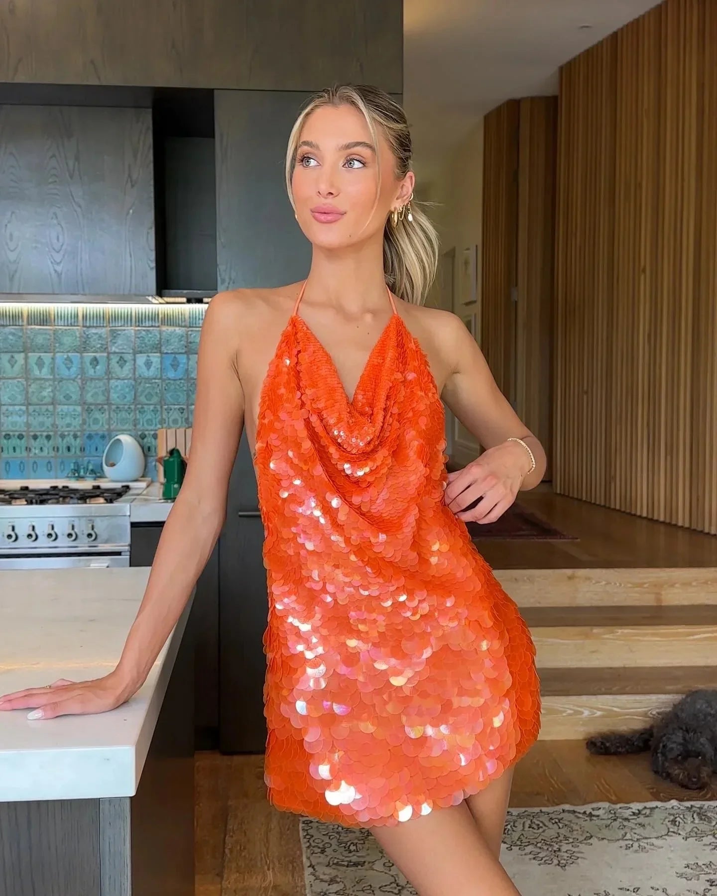 Karina – Rochie scurtă cu paiete, spate gol și guler tip licou