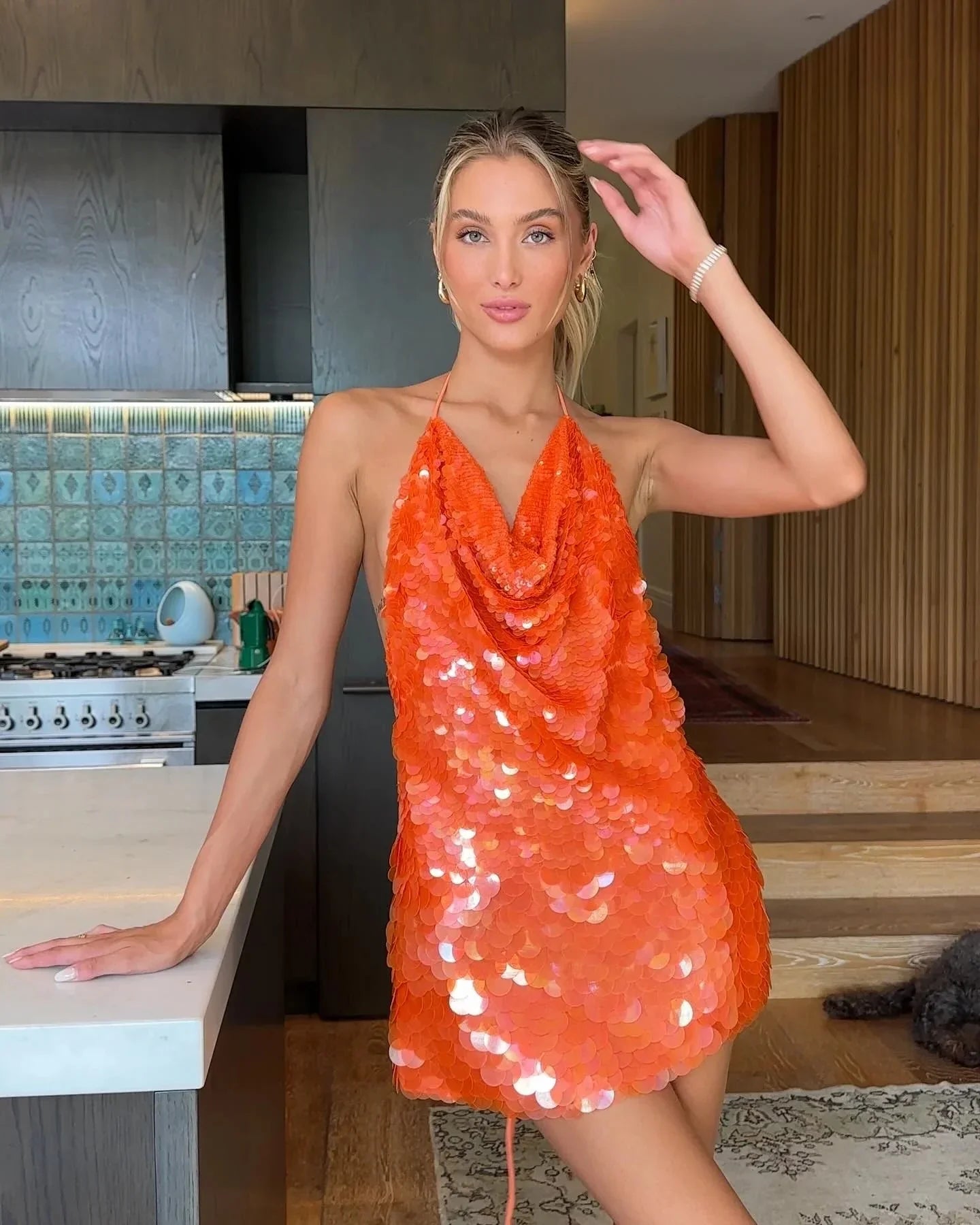 Karina – Rochie scurtă cu paiete, spate gol și guler tip licou