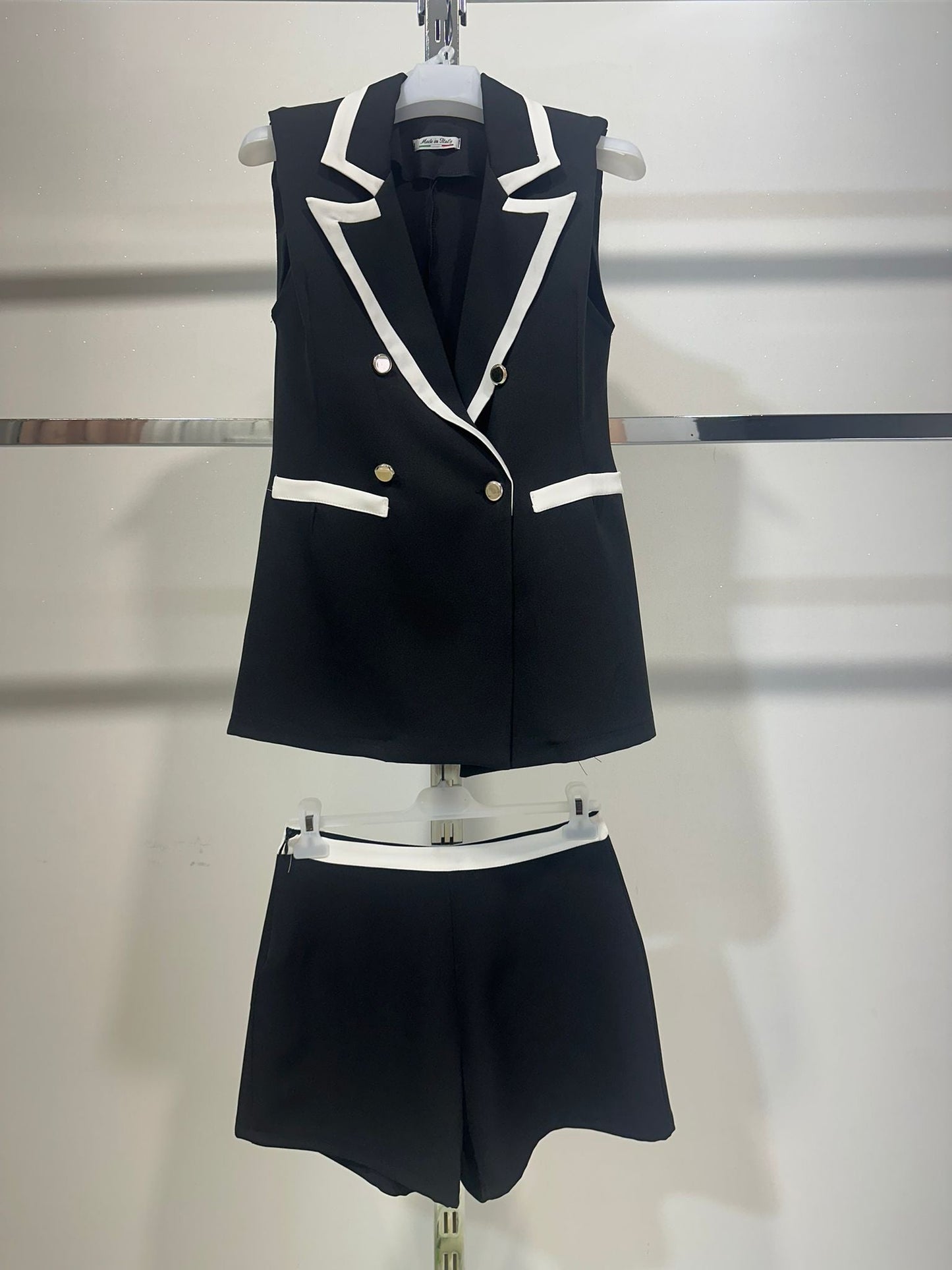 Tessa – Costum elegant cu pantaloni scurți