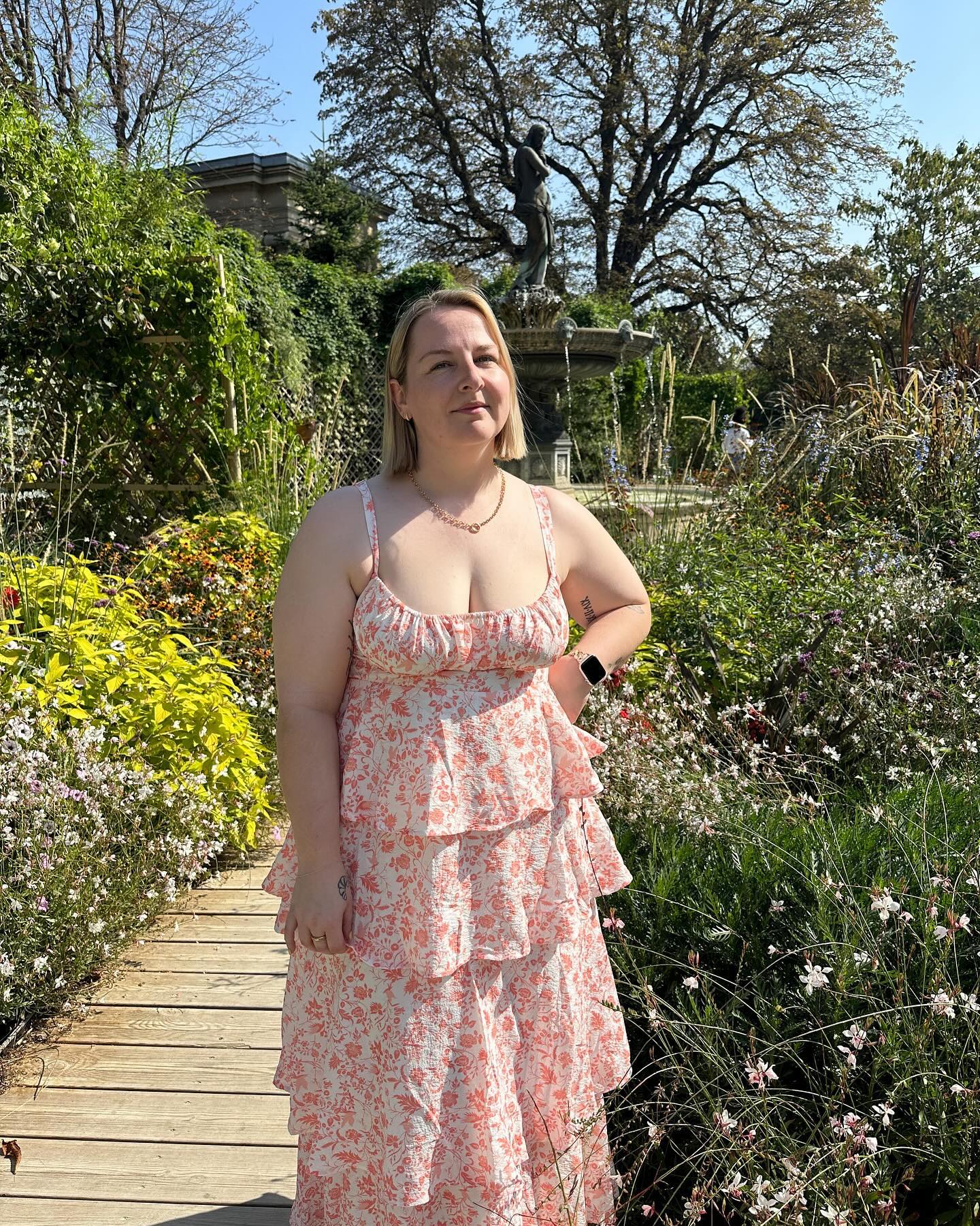 Isadora – Rochie maxi cu flori în nuanță de piersică