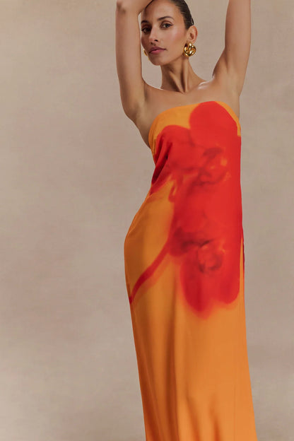 Amaya – Rochie lungă din chiffon fără bretele cu imprimeu de orhidee ivoire și koi