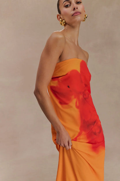 Amaya – Rochie lungă din chiffon fără bretele cu imprimeu de orhidee ivoire și koi