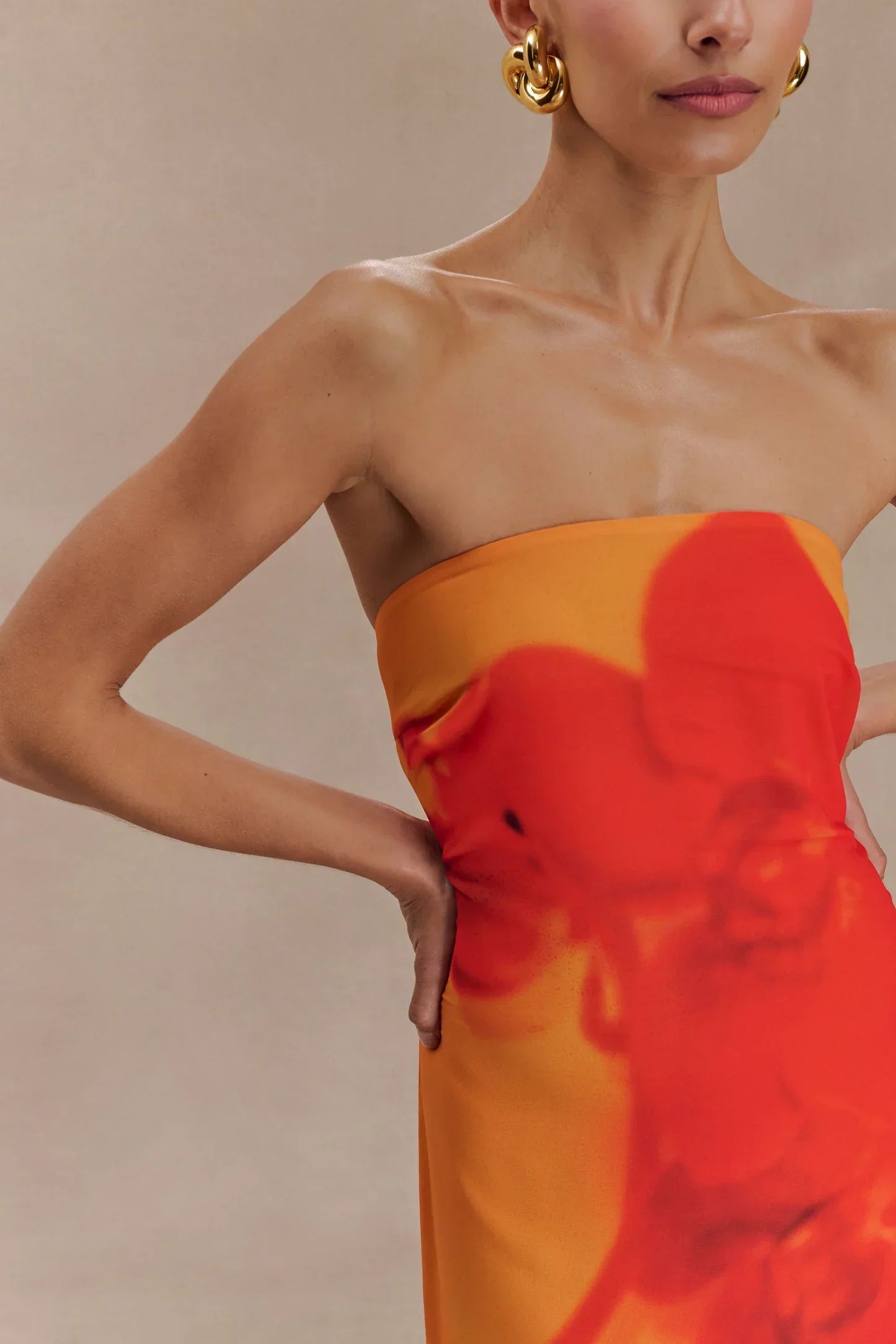 Amaya – Rochie lungă din chiffon fără bretele cu imprimeu de orhidee ivoire și koi