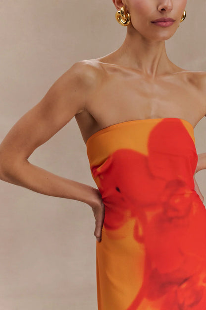 Amaya – Rochie lungă din chiffon fără bretele cu imprimeu de orhidee ivoire și koi