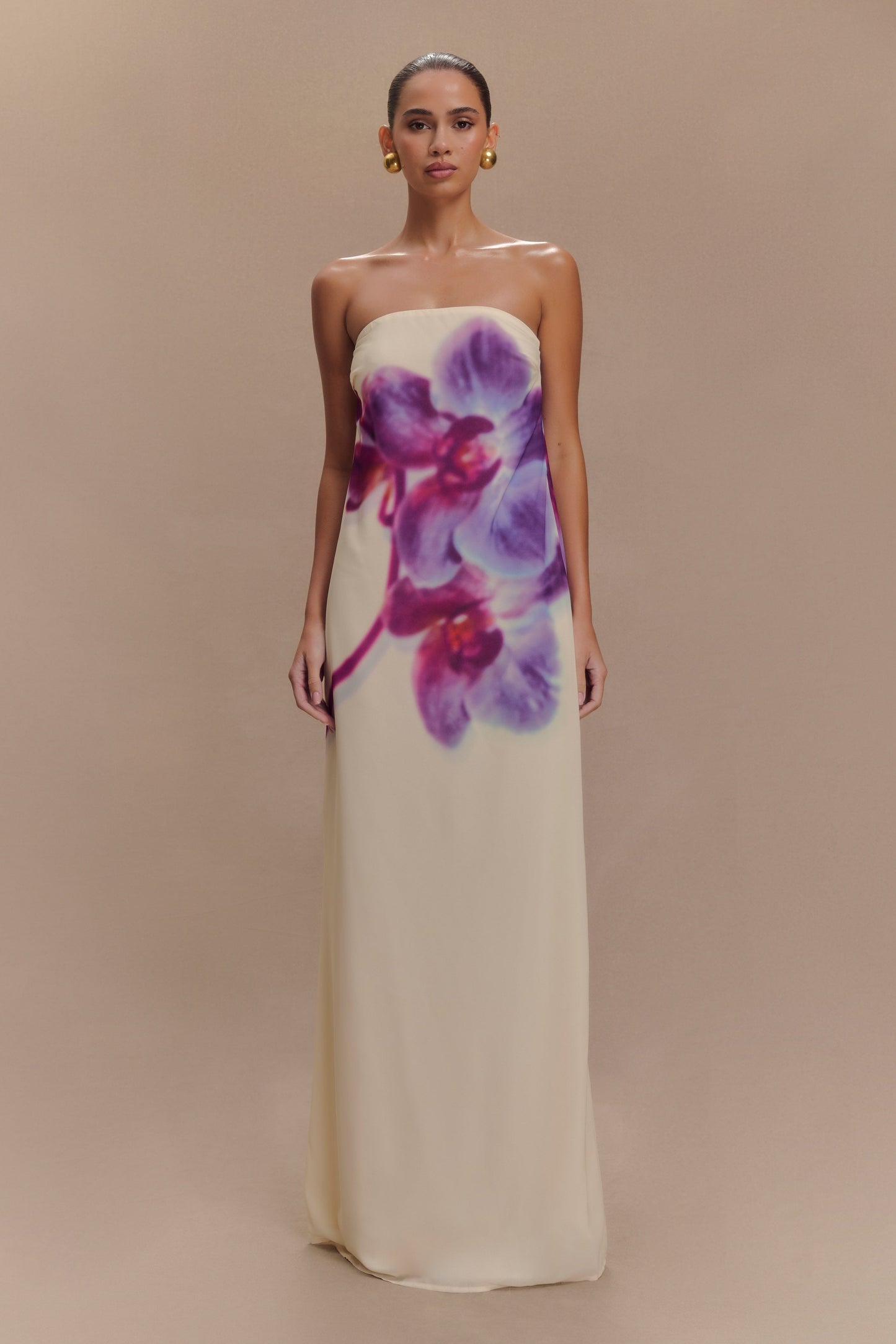 Amaya – Rochie lungă din chiffon fără bretele cu imprimeu de orhidee ivoire și koi