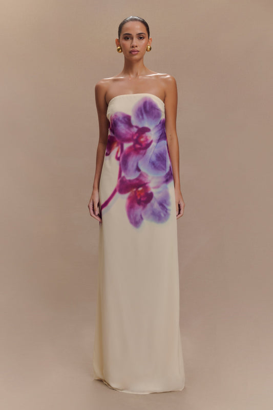 Amaya – Rochie lungă din chiffon fără bretele cu imprimeu de orhidee ivoire și koi