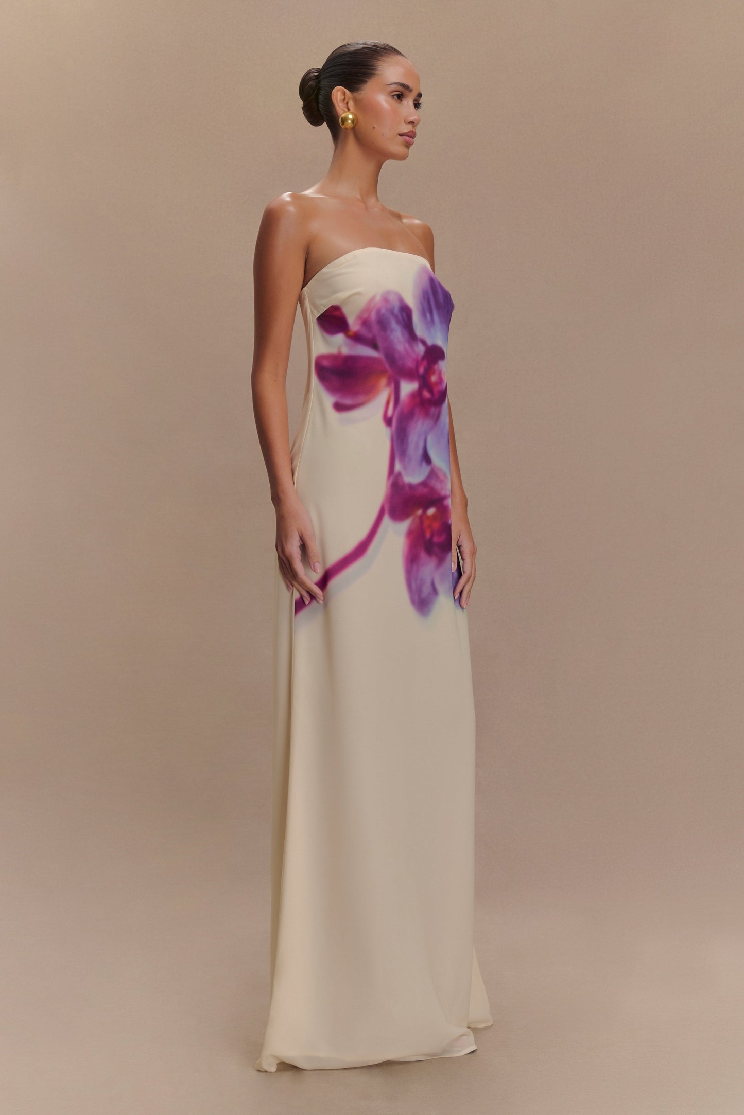 Amaya – Rochie lungă din chiffon fără bretele cu imprimeu de orhidee ivoire și koi