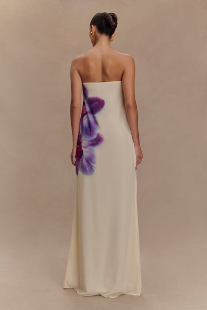 Amaya – Rochie lungă din chiffon fără bretele cu imprimeu de orhidee ivoire și koi