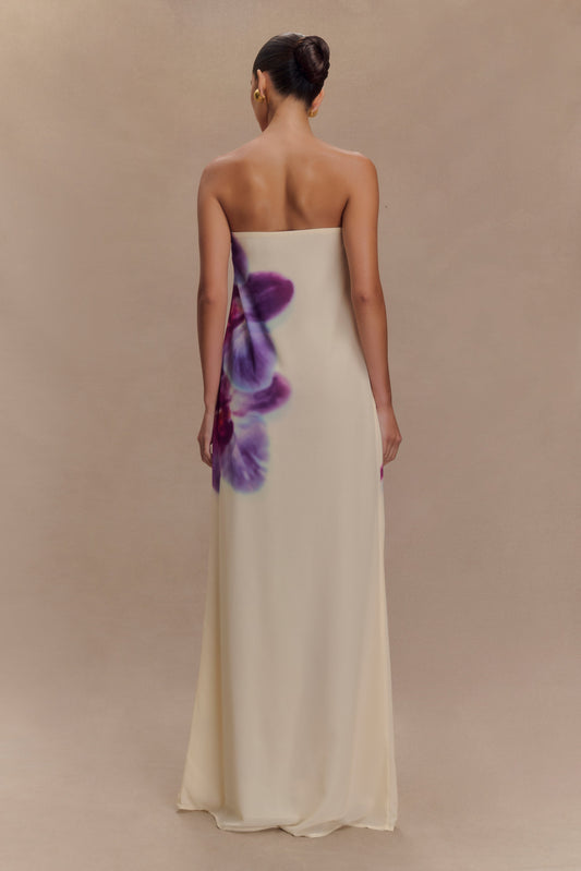 Amaya – Rochie lungă din chiffon fără bretele cu imprimeu de orhidee ivoire și koi