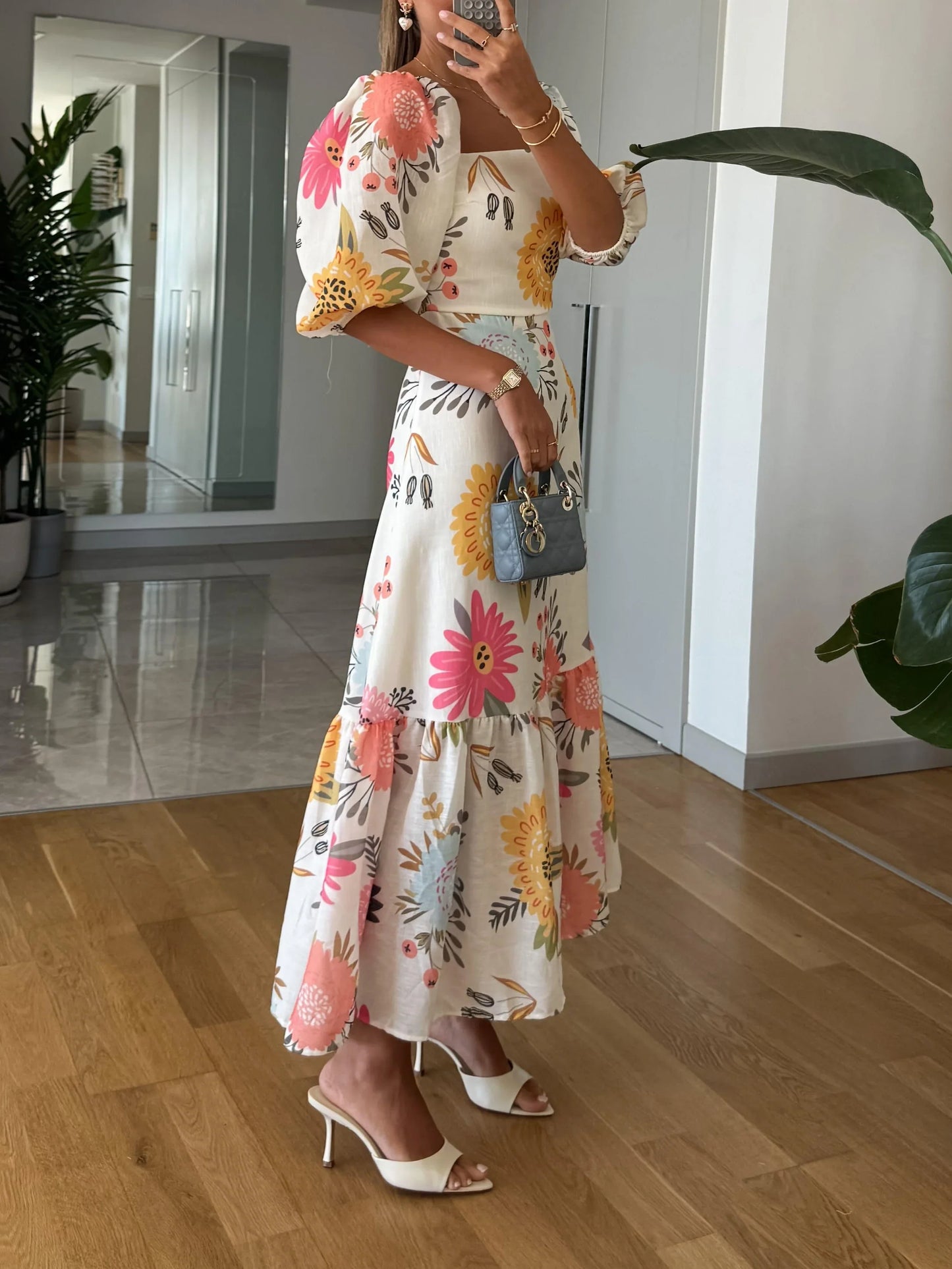 Sandra – Rochie midi cu decolteu pătrat, imprimeu floral și mâneci bufante
