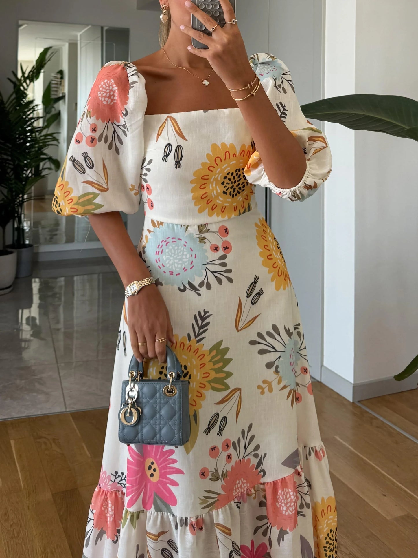Sandra – Rochie midi cu decolteu pătrat, imprimeu floral și mâneci bufante