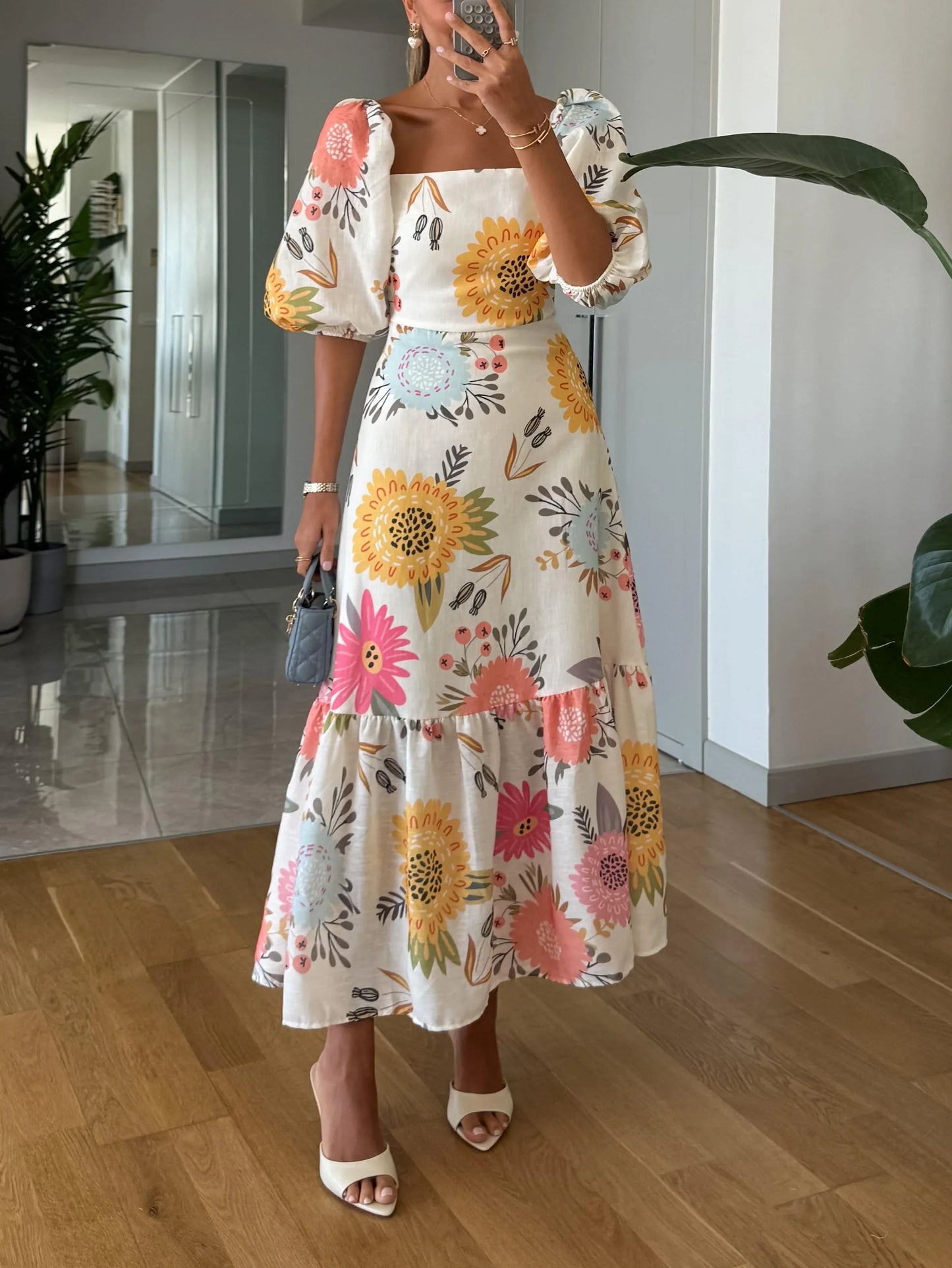 Sandra – Rochie midi cu decolteu pătrat, imprimeu floral și mâneci bufante