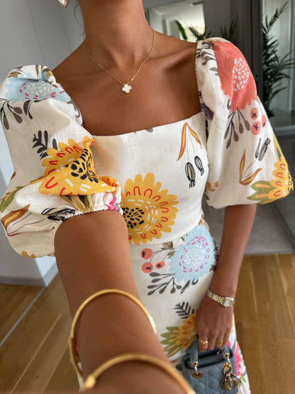 Sandra – Rochie midi cu decolteu pătrat, imprimeu floral și mâneci bufante