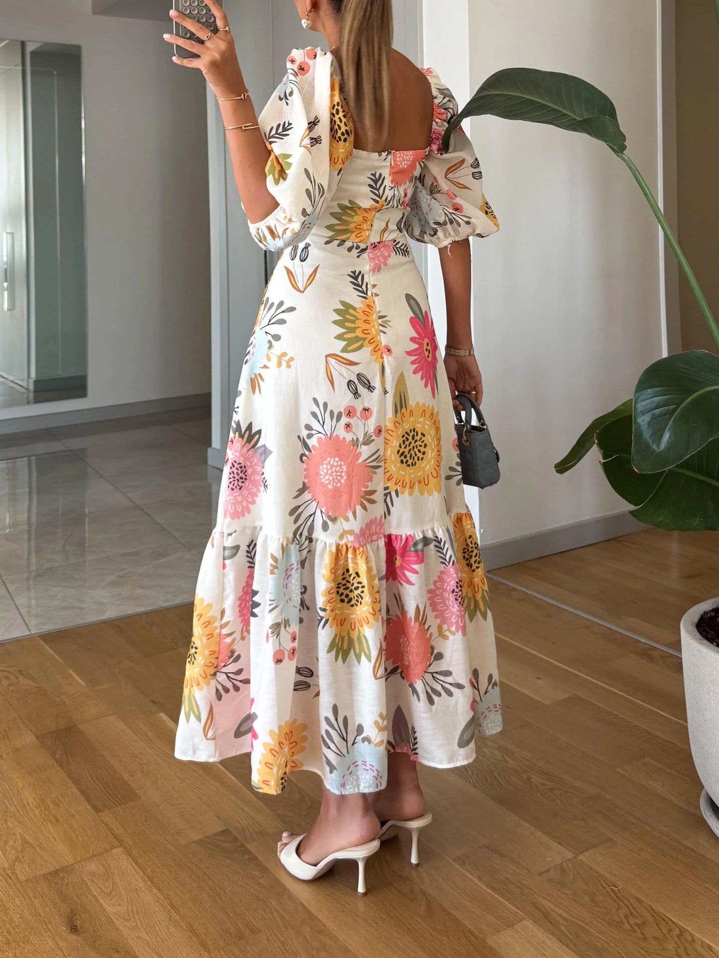 Sandra – Rochie midi cu decolteu pătrat, imprimeu floral și mâneci bufante